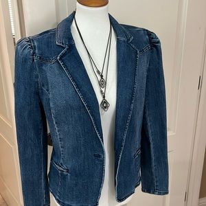 Fitted Jean jacket.